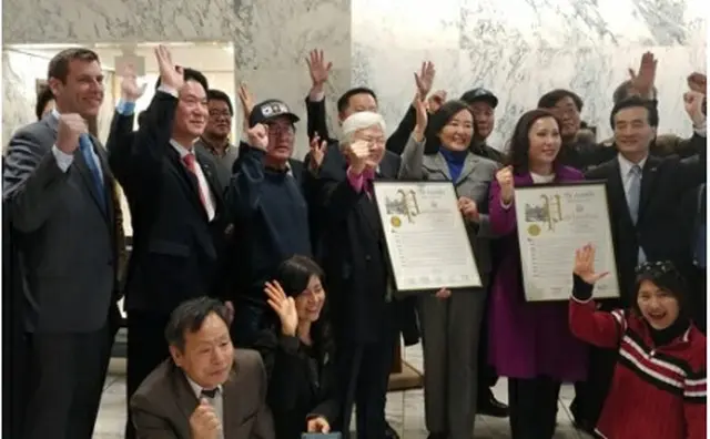 決議案の採択を見守った韓国の「国会韓米同盟強化使節団」と現地の韓国系住民＝１６日、アルバニ （聯合ニュース）