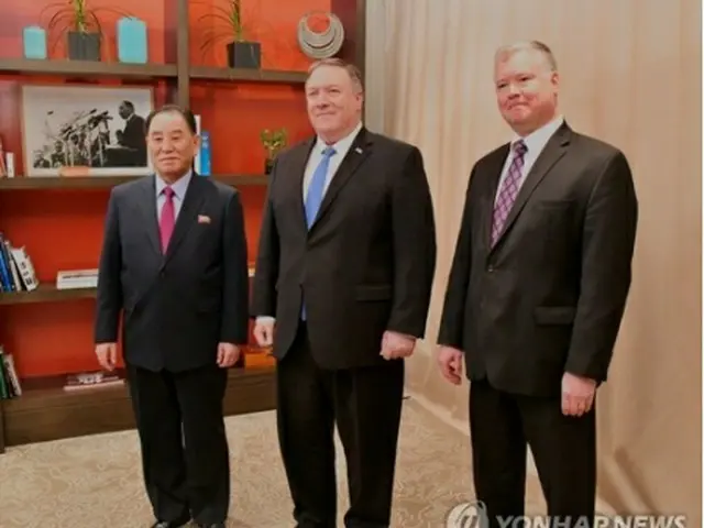 会談する前、記念撮影を行う金英哲氏（左端）とポンペオ米国務長官（中央、米国務省提供）＝１９日、ワシントン（聯合ニュース）