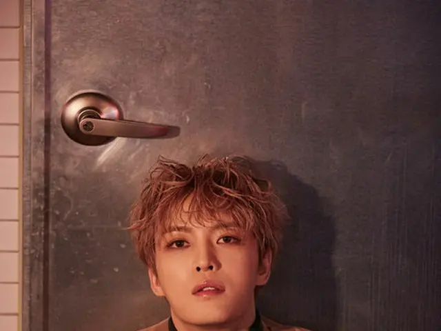 バースデーファンミーティングを控えたキム・ジェジュンの写真集撮影現場のビハインドカットが公開された。（提供:OSEN)