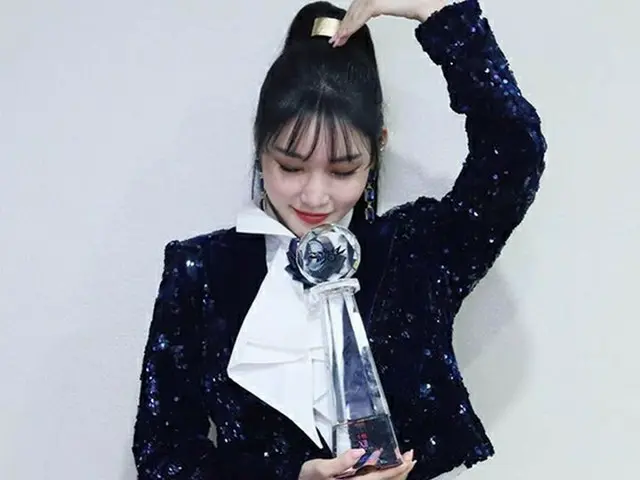 チョンハが「ミュージックバンク」の1位トロフィーまで手にして音楽番組5冠王を達成した。（提供:OSEN)