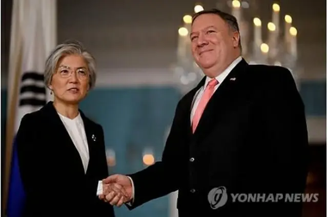 康京和氏（左）とポンペオ氏（資料写真）＝（聯合ニュース）