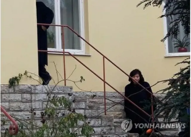 協議を終え、現地の大使館に到着した北朝鮮の崔善姫（チェ・ソンヒ）外務次官＝２１日、ストックホルム（聯合ニュース）