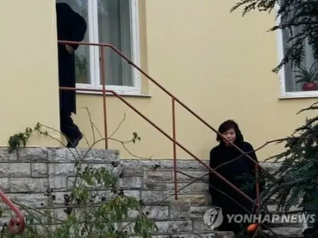協議を終え、現地の大使館に到着した北朝鮮の崔善姫（チェ・ソンヒ）外務次官＝２１日、ストックホルム（聯合ニュース）