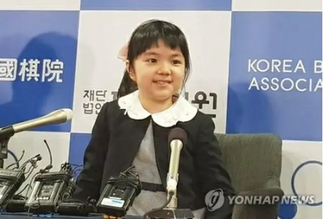 記者会見する仲邑さん＝22日、ソウル（聯合ニュース）