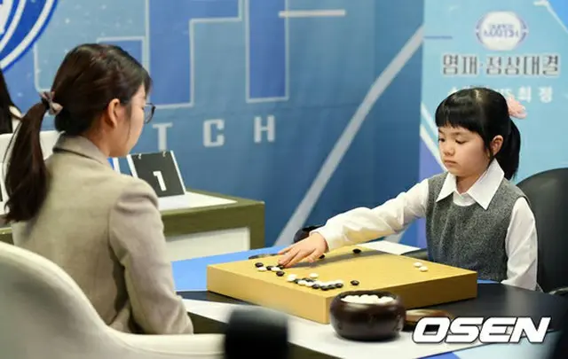 最年少プロ棋士になる仲邑菫さん、韓国の最強女流棋士と対局中＝韓国