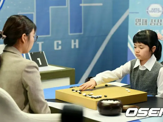 最年少プロ棋士になる仲邑菫さん、韓国の最強女流棋士と対局中＝韓国