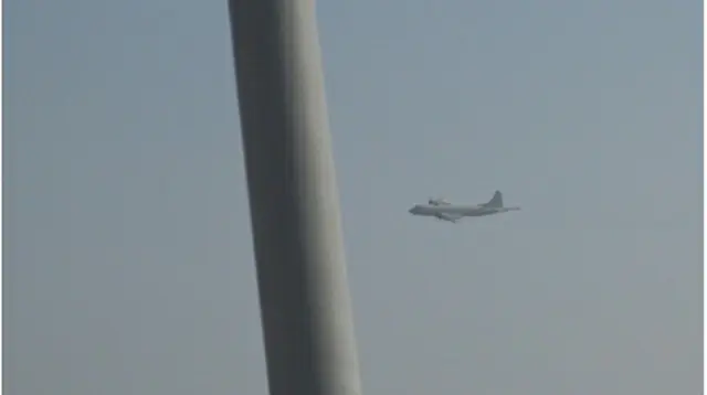 韓国当局が公開した写真のうちの１枚。韓国駆逐艦の通信アンテナの約１キロ先に捉えられた海上自衛隊の哨戒機（国防部提供）＝（聯合ニュース）