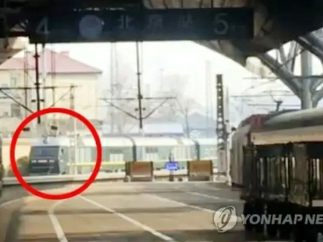 北朝鮮の芸術団が列車で北京の駅に到着した＝２４日、北京（聯合ニュース）