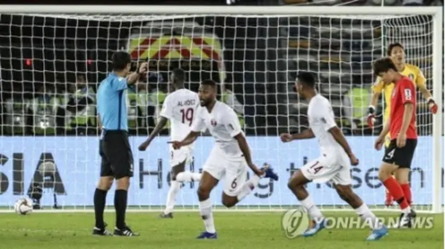後半３３分に失点を許し、肩を落とす赤いユニフォームの韓国選手＝２５日、アブダビ（聯合ニュース）