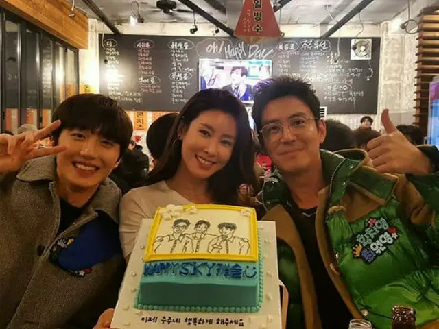 女優イ・テランが、チェ・ウォニョン、チャニ（SF9）と共に打上げでの記念ショットを公開した。（提供:OSEN）