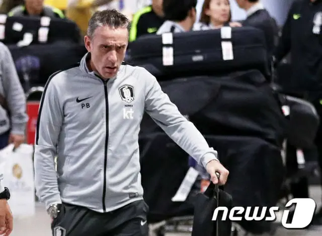 サッカー韓国代表のベント監督、”笑顔なし”帰国