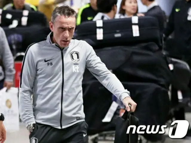 サッカー韓国代表のベント監督、”笑顔なし”帰国
