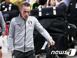 サッカー韓国代表のベント監督、”笑顔なし”帰国