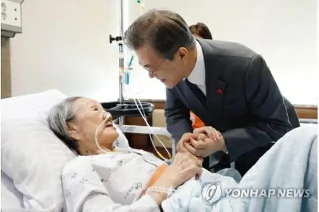 18年1月4日、入院中の金さんに言葉をかける文大統領（青瓦台提供）＝（聯合ニュース）