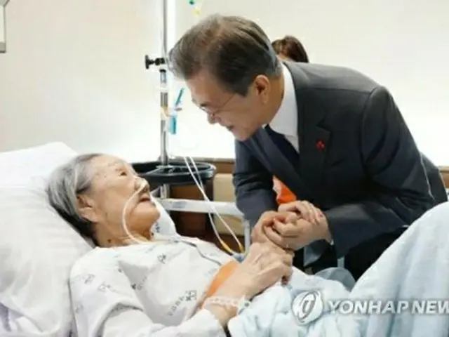 18年1月4日、入院中の金さんに言葉をかける文大統領（青瓦台提供）＝（聯合ニュース）