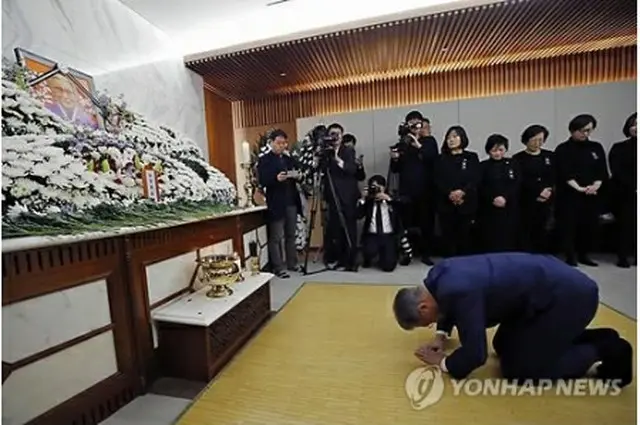 金さんの遺影に向かってクンジョル（韓国固有の最も丁寧なお辞儀）をする文大統領＝２９日、ソウル（聯合ニュース）