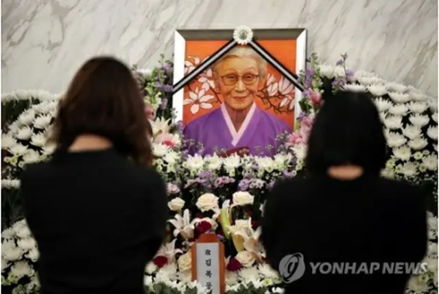 金さんの遺体が安置されている病院を訪れた弔問客＝２９日、ソウル（聯合ニュース）