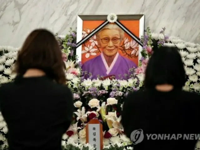 金さんの遺体が安置されている病院を訪れた弔問客＝２９日、ソウル（聯合ニュース）