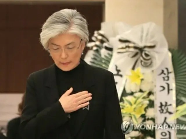 金福童さんの弔問に訪れた康京和長官＝30日、ソウル（聯合ニュース）