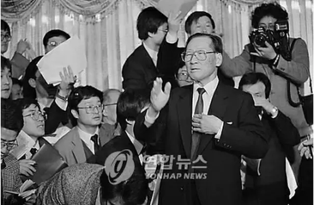 1989年2月、金剛山地区の開発など訪朝結果を説明する鄭周永氏（資料写真）＝（聯合ニュース）