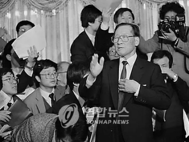 1989年2月、金剛山地区の開発など訪朝結果を説明する鄭周永氏（資料写真）＝（聯合ニュース）
