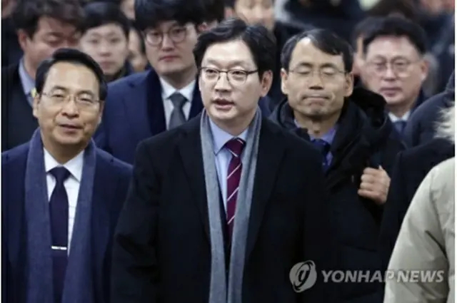 判決公判のため地裁に入る金慶洙氏＝30日、ソウル（聯合ニュース）