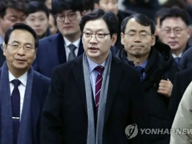 判決公判のため地裁に入る金慶洙氏＝30日、ソウル（聯合ニュース）