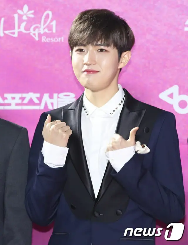 韓国プロジェクトボーイズグループ「Wanna One」のキム・ジェファンが、ラストコンサートで見せたタトゥーステッカーが話題を呼んでいる。（写真提供:news1）