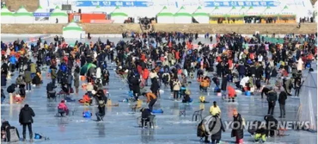 ワカサギ祭りの様子（麟蹄郡庁提供）＝（聯合ニュース）