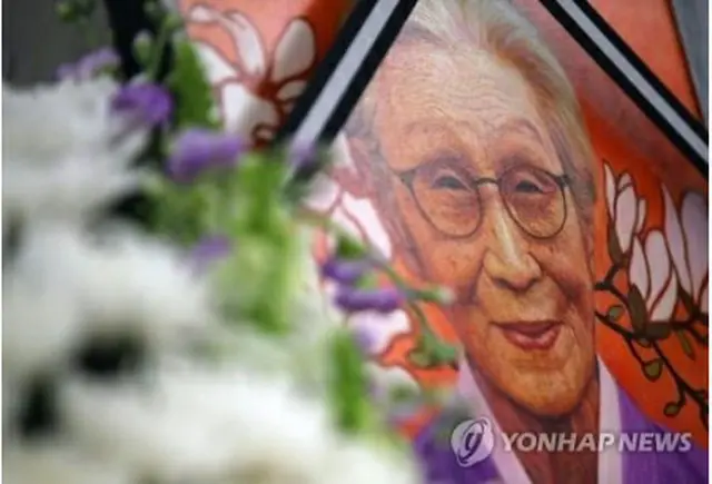 祭壇に飾られた金さんの遺影＝３１日、ソウル（聯合ニュース）