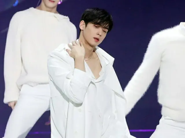 韓国ボーイズグループ「ASTRO」メンバーのチャ・ウヌといえば、韓国アイドル界を代表する美少年であるため“顔の天才”と呼ばれている。（写真提供:news1/1月22日のSBS MTV「THE SHOW」出演時のもの）