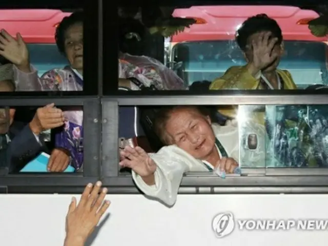 昨年８月に北朝鮮・金剛山で開催された離散家族再会行事で、涙を流しながら別れを惜しむ参加者＝（聯合ニュース）