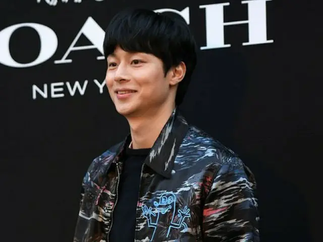 タレントのキム・チュンジェ、「SHINee」キーのコンサートを仕事しながら観覧？批判相次ぎ謝罪