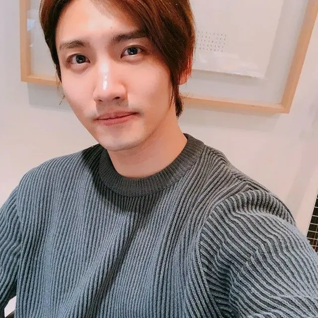 韓国ボーイズグループ「東方神起」メンバーのチャンミンが、“イケメンビジュアル”で旧正月のあいさつをした。（写真提供:OSEN）