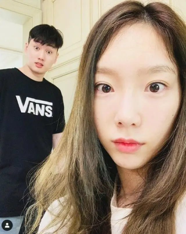 韓国ガールズグループ「少女時代」メンバーのテヨンが、そっくりなお兄さんとの仲良し写真を公開した。（写真提供:OSEN）