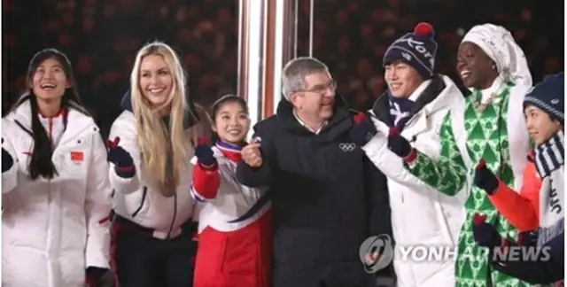 昨年２月、平昌五輪の閉会式で記念撮影するバッハ氏（中央）＝（聯合ニュース）
