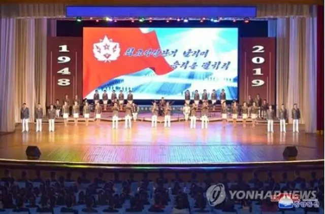 朝鮮中央通信は4日、朝鮮人民軍創設71周年を記念し、青年中央芸術宣伝隊による公演が平壌・青年中央会館で開かれたと報じた＝（朝鮮中央通信＝聯合ニュース）
