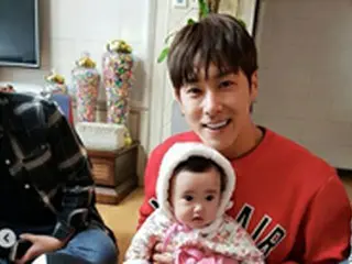 【トピック】誕生日を迎えた「東方神起」ユンホ、お人形さんのような姪っ子と共に過ごした様子が公開される
