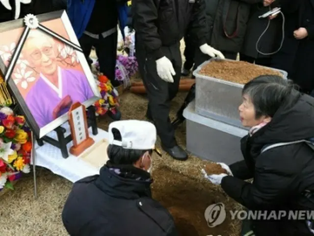 １日、韓国中部・天安の国立墓地「望郷の丘」で行われた金さんの埋葬式＝（聯合ニュース）