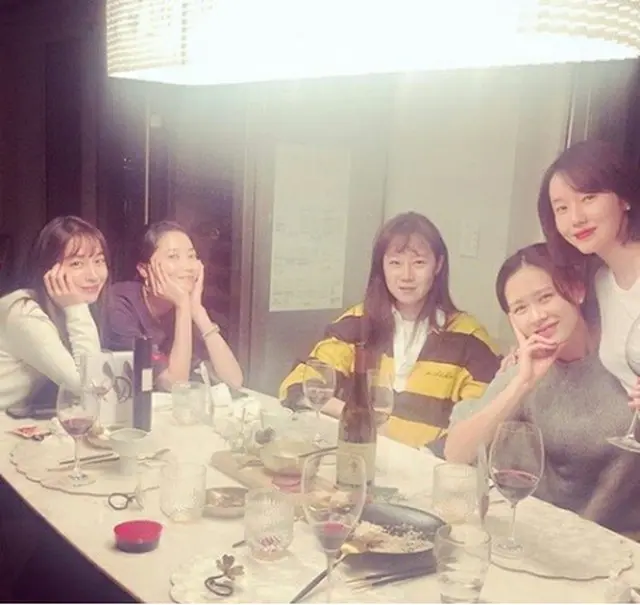韓国女優コン・ヒョジンが女優仲間たちと撮った写真が話題になっている。（写真提供:OSEN）