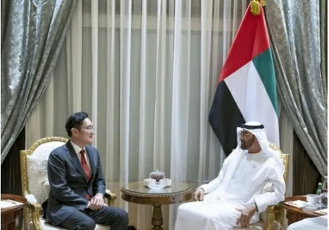 会談する李在鎔氏（左）とムハンマド皇太子（ムハンマド氏のツイッターより）＝（聯合ニュース）