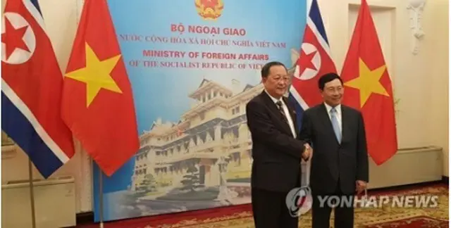 昨年11月、ベトナム・ハノイで会談した北朝鮮の李容浩外相（左）とファム・ビン・ミン副首相兼外相（資料写真）＝（聯合ニュース）