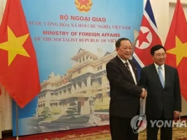 昨年11月、ベトナム・ハノイで会談した北朝鮮の李容浩外相（左）とファム・ビン・ミン副首相兼外相（資料写真）＝（聯合ニュース）