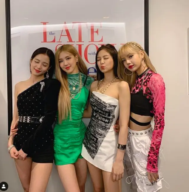 韓国ガールズグループ「BLACKPINK」が、アメリカのトーク番組「ザ・レイト・ショー・ウィズ・スティーヴン・コルベア」に出演。メンバーは進行のスティーヴン・コルベアと共に特別な一日を過ごした。（提供:OSEN）