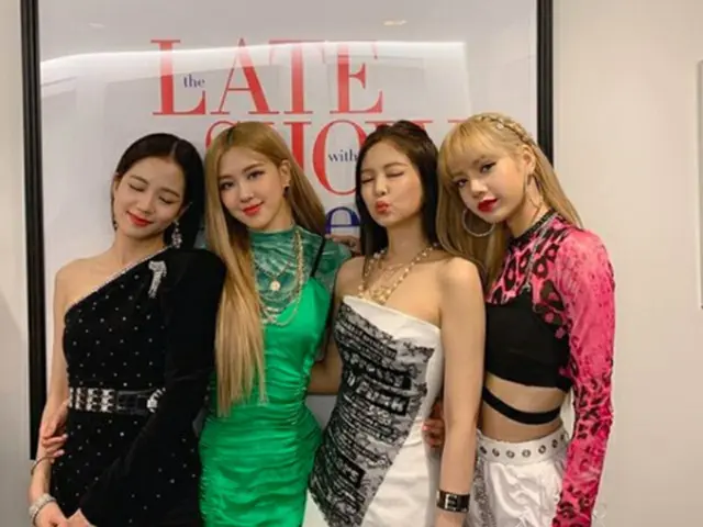 韓国ガールズグループ「BLACKPINK」が、アメリカのトーク番組「ザ・レイト・ショー・ウィズ・スティーヴン・コルベア」に出演。メンバーは進行のスティーヴン・コルベアと共に特別な一日を過ごした。（提供:OSEN）