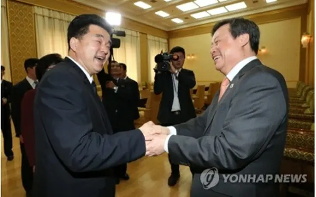 握手を交わす都鍾煥長官（右）と北朝鮮の金日国体育相＝（聯合ニュース）