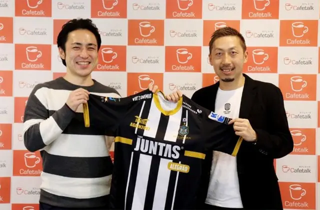 株式会社スモールブリッジの橋爪代表と田島翔選手。（オフィシャル）