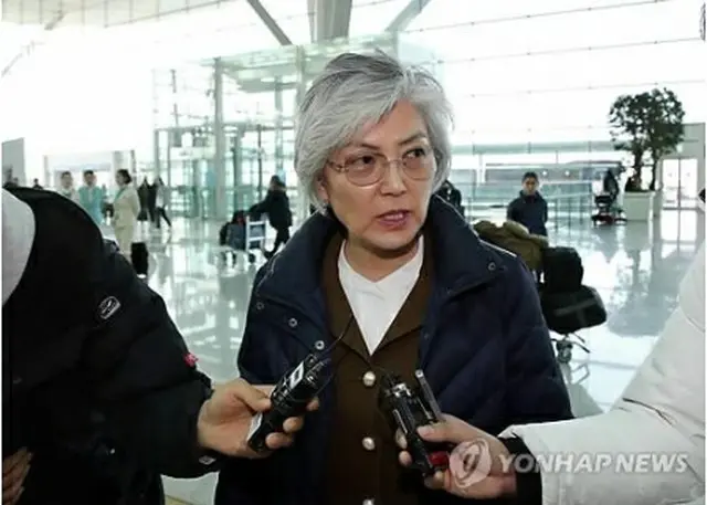 仁川空港で記者団の質問に答える康氏＝１３日、仁川（聯合ニュース）