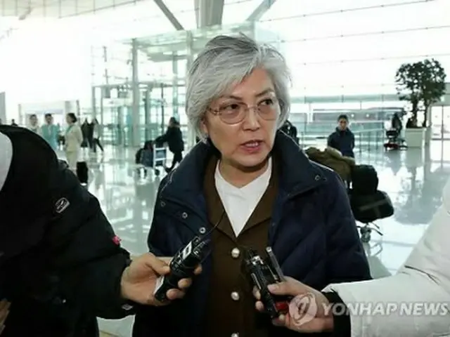 仁川空港で記者団の質問に答える康氏＝１３日、仁川（聯合ニュース）