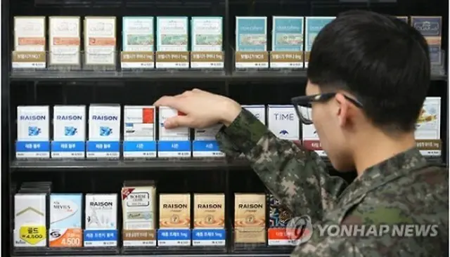 軍の売店に並ぶたばこ（資料写真）＝（聯合ニュース）